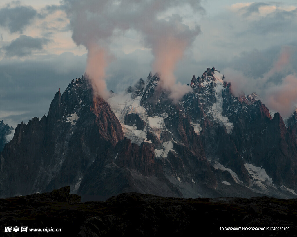 壮丽雪山日出美景