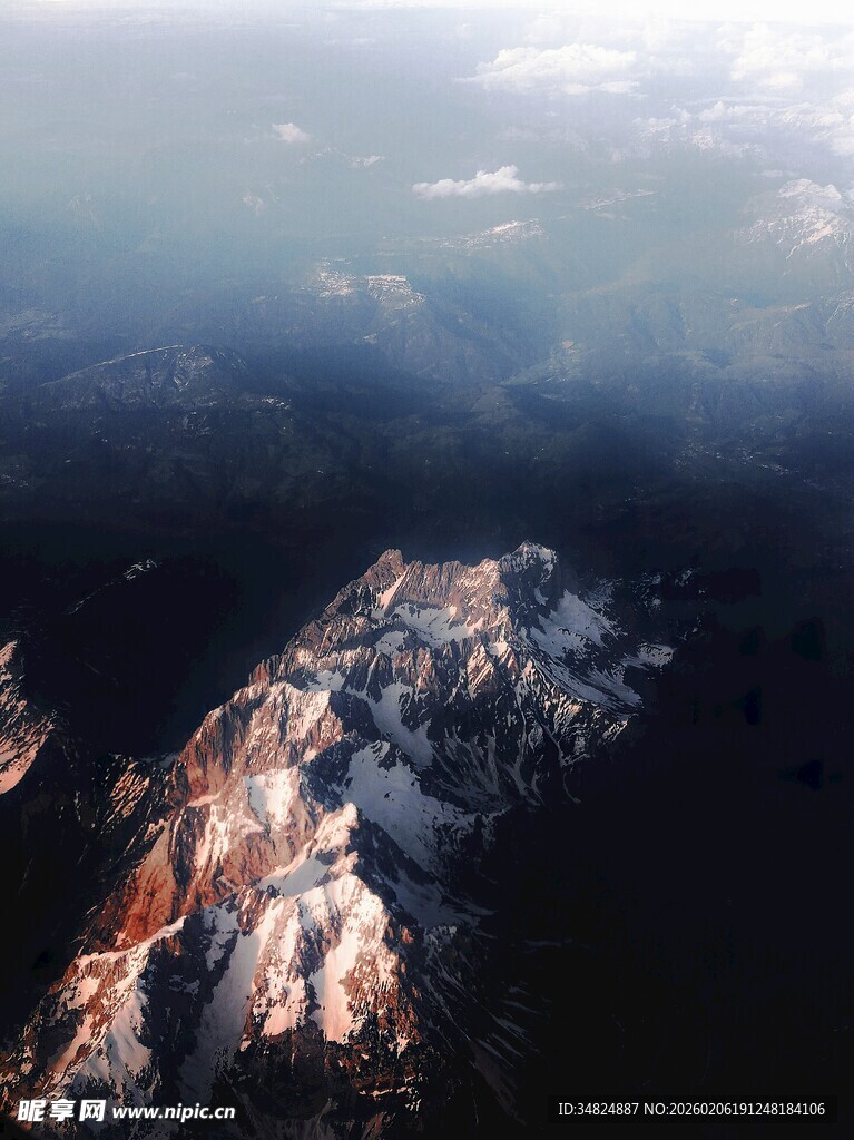 空中俯瞰壮丽雪山景观