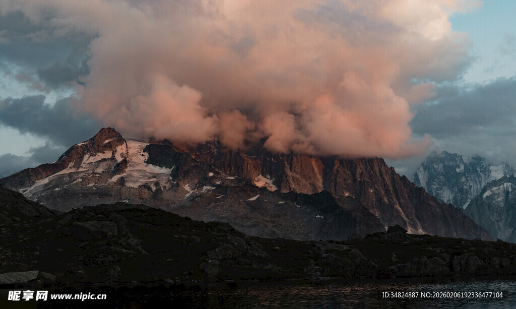 夕阳下的壮丽雪山景观
