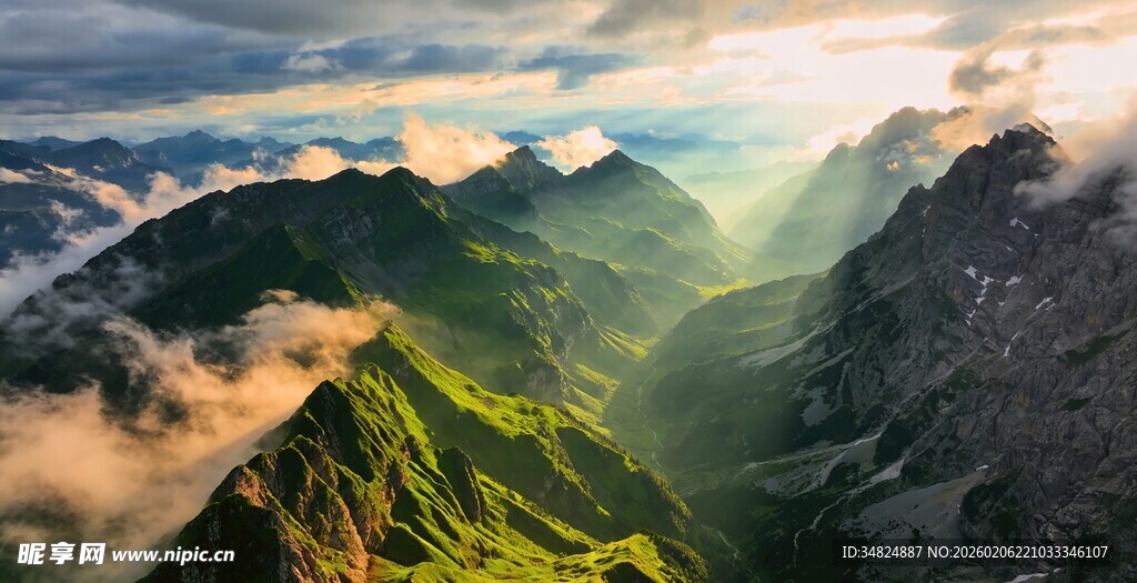 壮丽山景云海间的日出