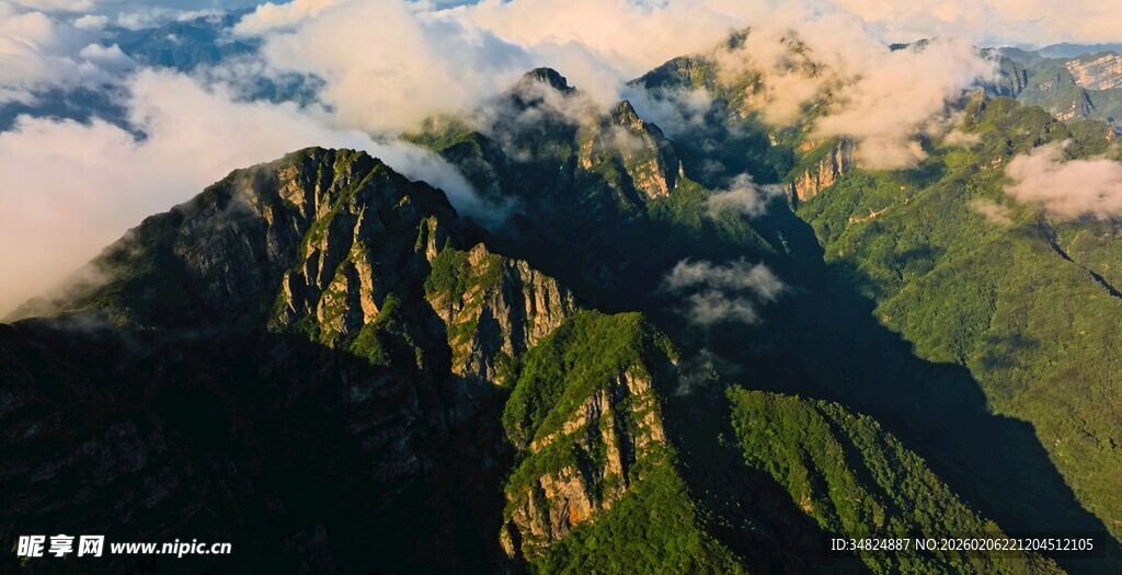 空中俯瞰壮丽山峦云海