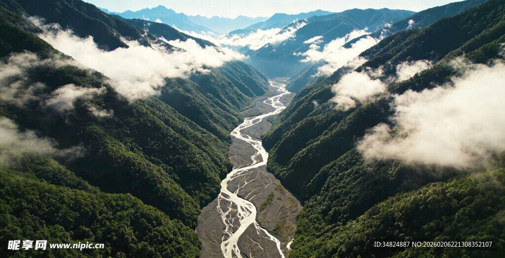 山间蜿蜒河流云雾缭绕