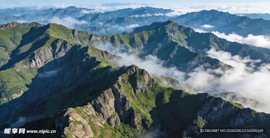 壮丽山峦间云海缭绕