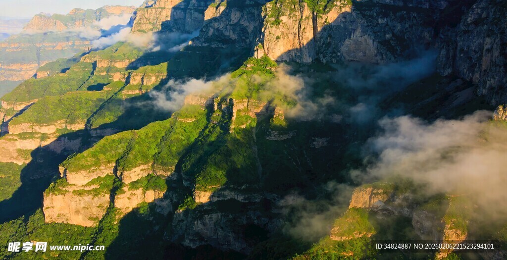 壮丽山景云雾缭绕