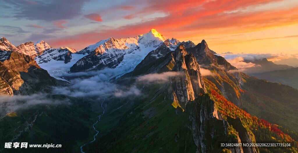 壮丽雪山日出美景