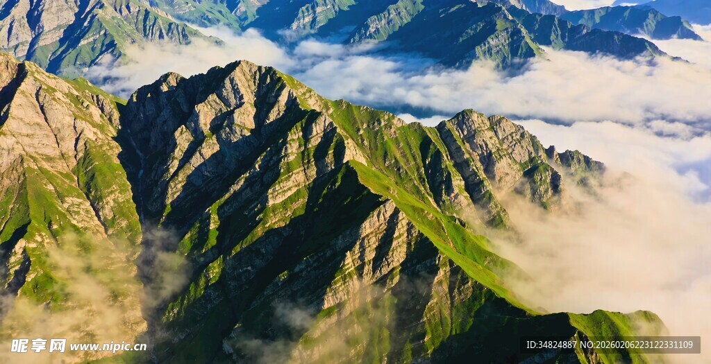 壮丽山景云雾缭绕