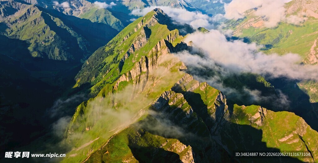 壮丽山景云海航拍图