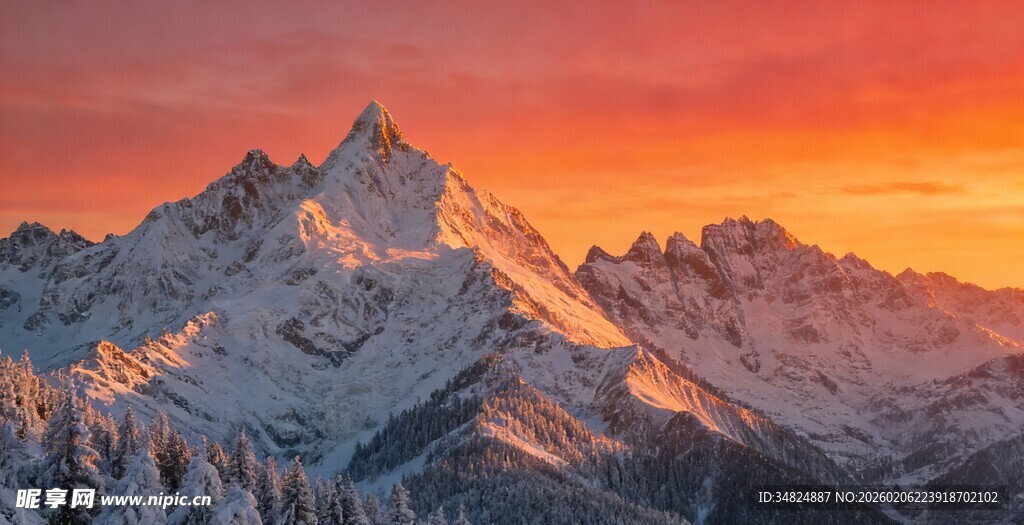 雪山日出壮丽美景