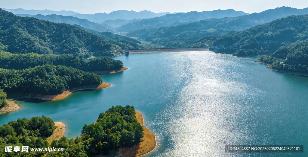 青山环抱的宁静湖泊