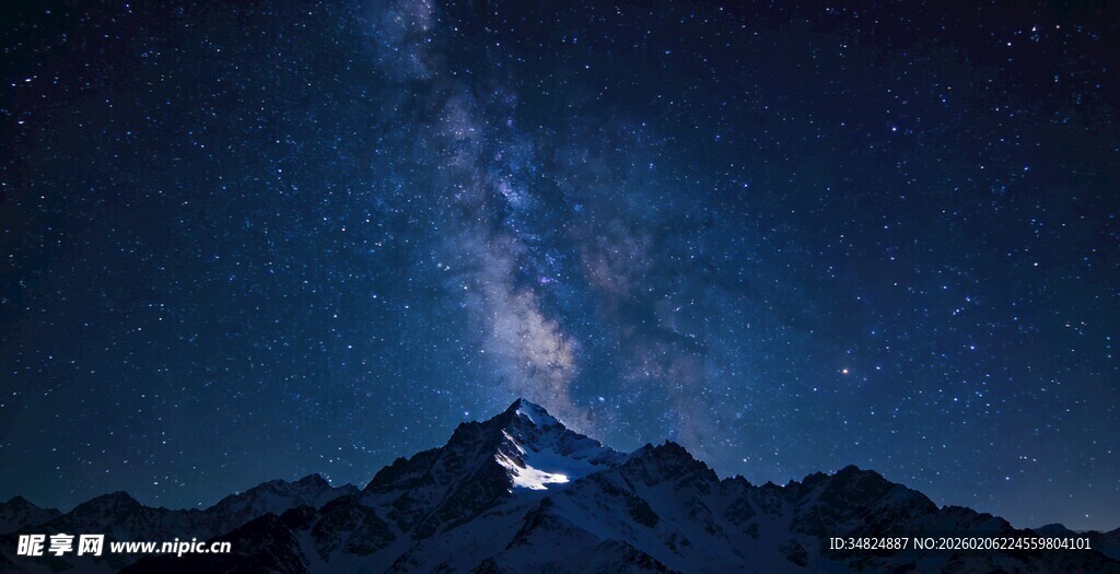 星空下的巍峨山峰