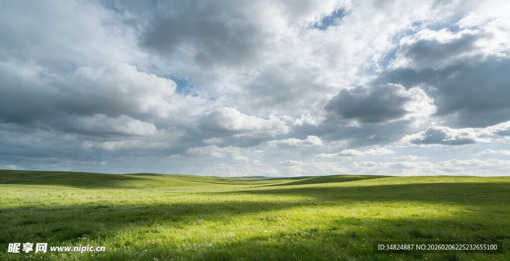 广袤草原上的多云天空
