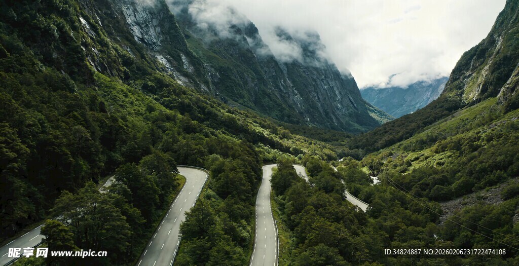 山间蜿蜒公路绿意盎然
