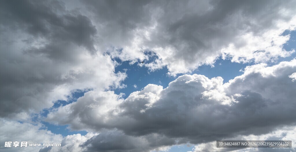 阴云密布中的蓝天一角