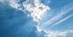 蓝天白云下的耀眼阳光