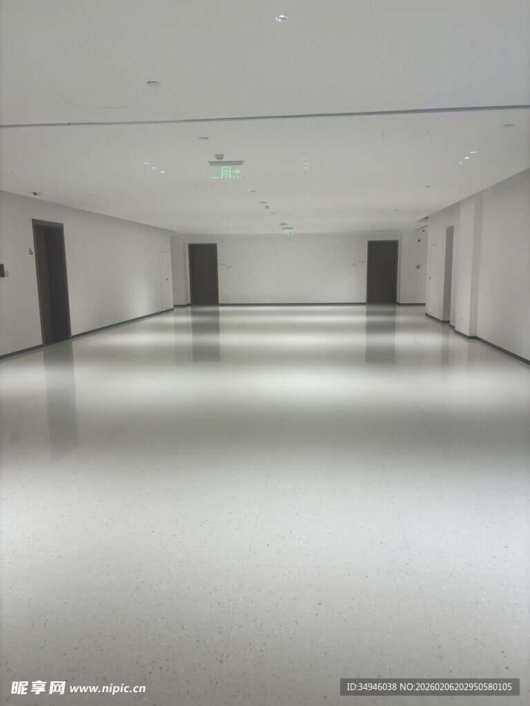 空旷洁净的室内走廊空间