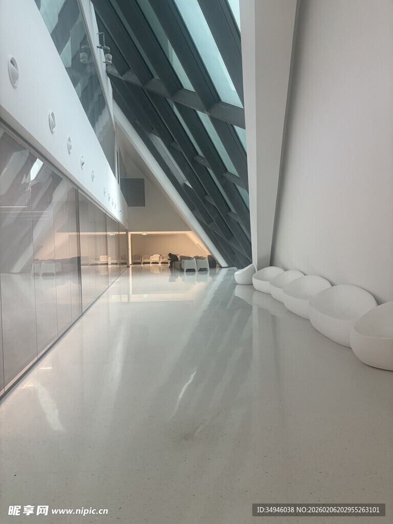 现代风格宽敞室内走廊