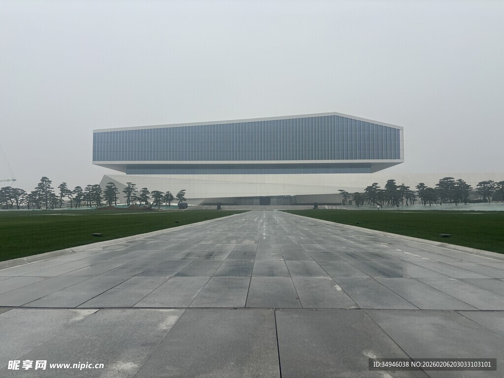 现代建筑前的开阔道路