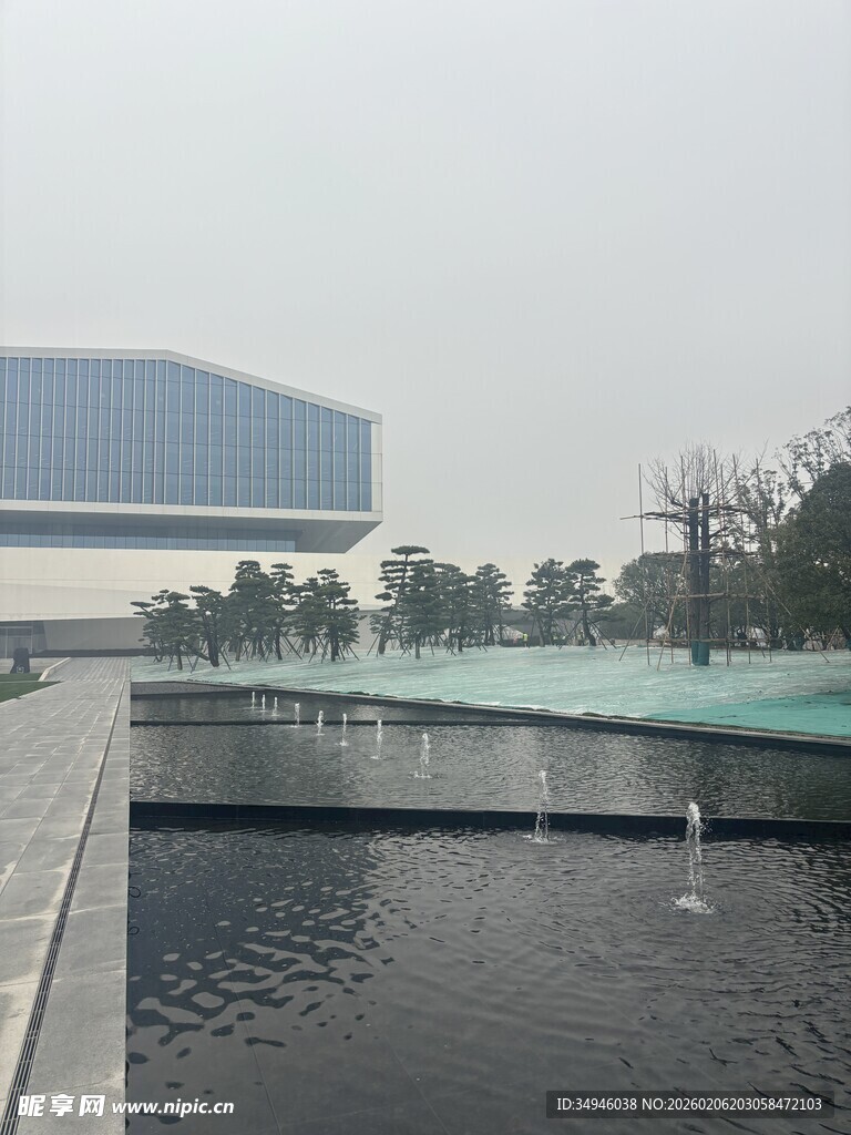 现代建筑旁的静谧水景