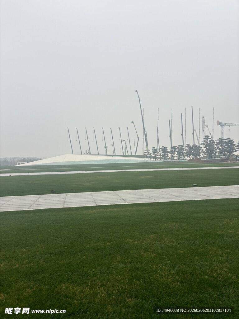 雾中草原上的风力发电机组