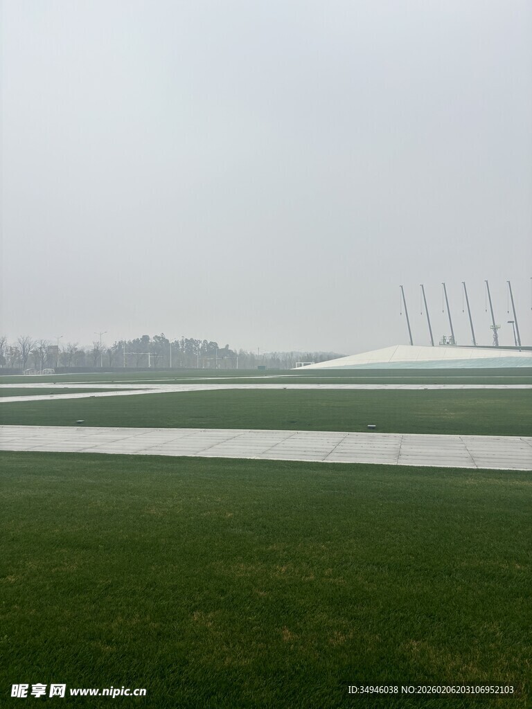 雾中草地与远处风车景观