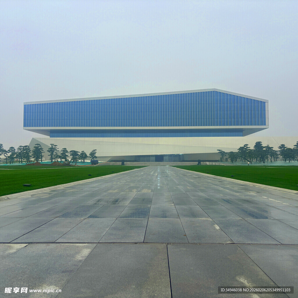 现代化厂房前的宽阔道路