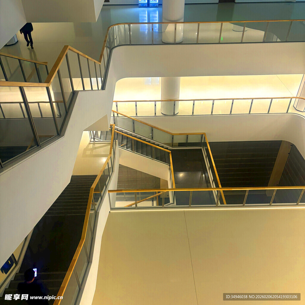 现代建筑内的多层楼梯景观
