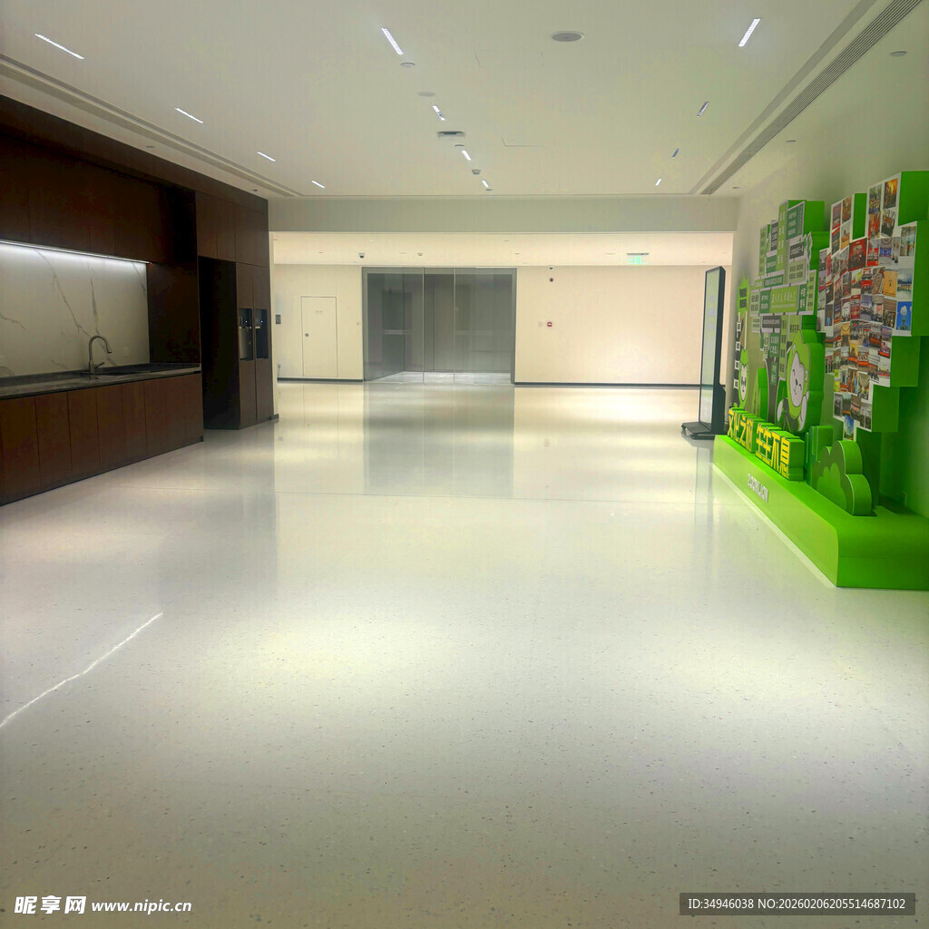 宽敞明亮的室内大厅空间