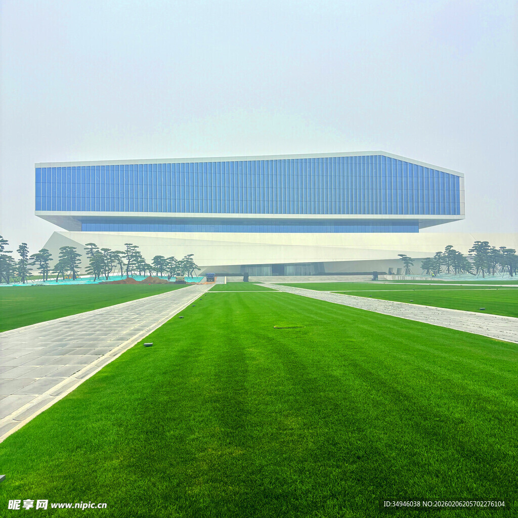 宽阔草坪旁的现代建筑