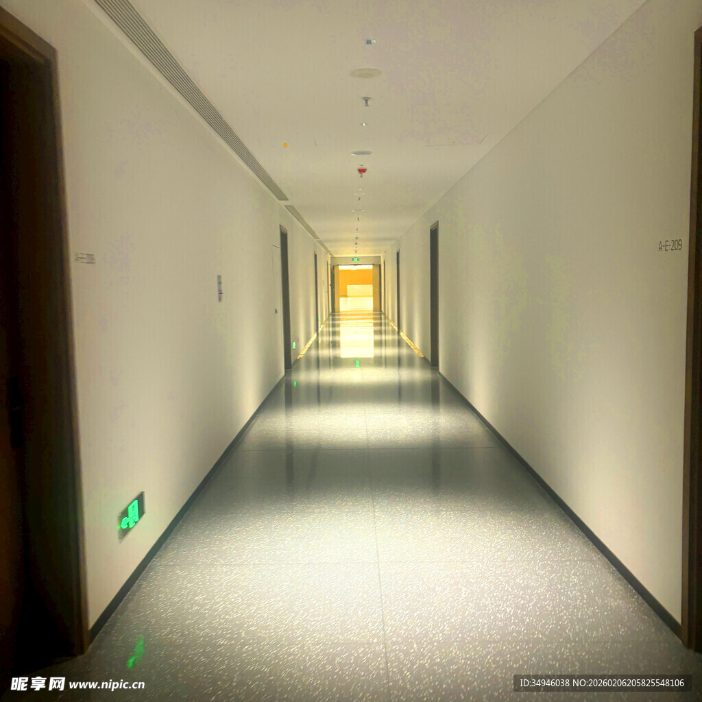 空旷整洁的走廊空间