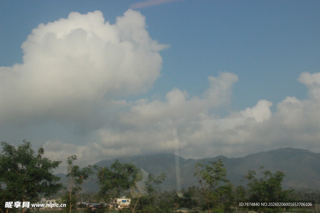 三亚蓝天白云下的山林景致