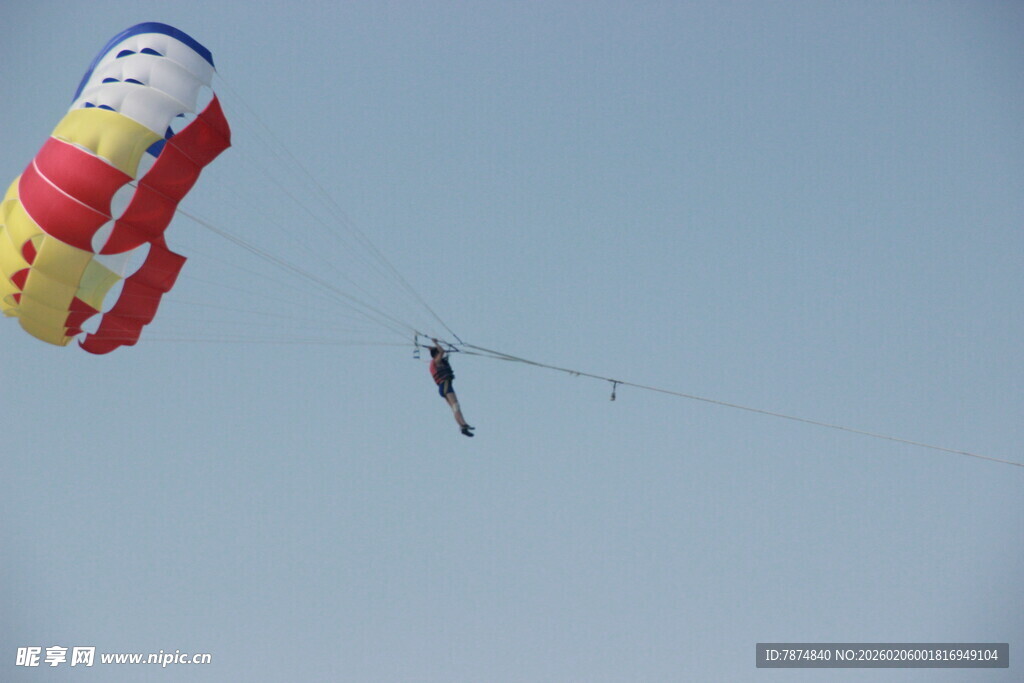 三亚空中飘扬的彩色卡通风筝