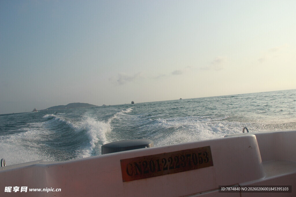 三亚乘船海上行 浪花伴海鸥
