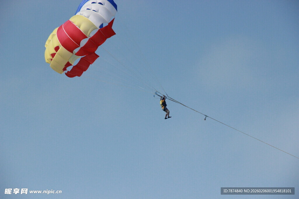 三亚空中彩色风筝飞翔