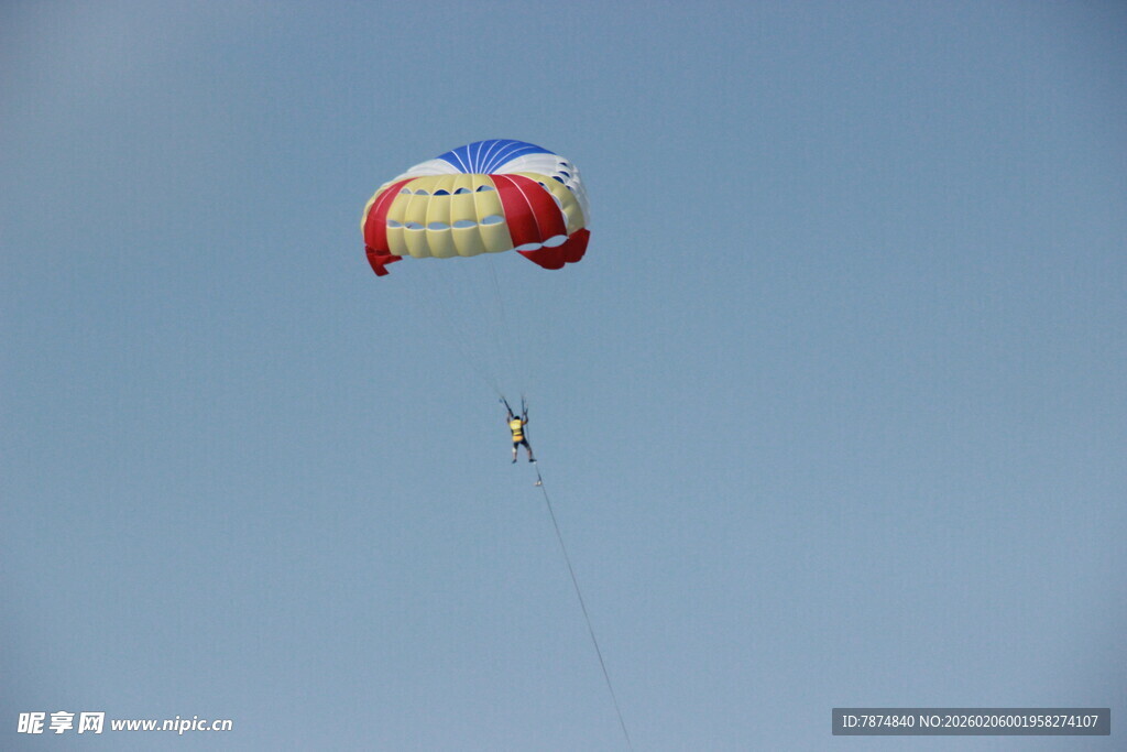 空中跳伞的多彩降落伞