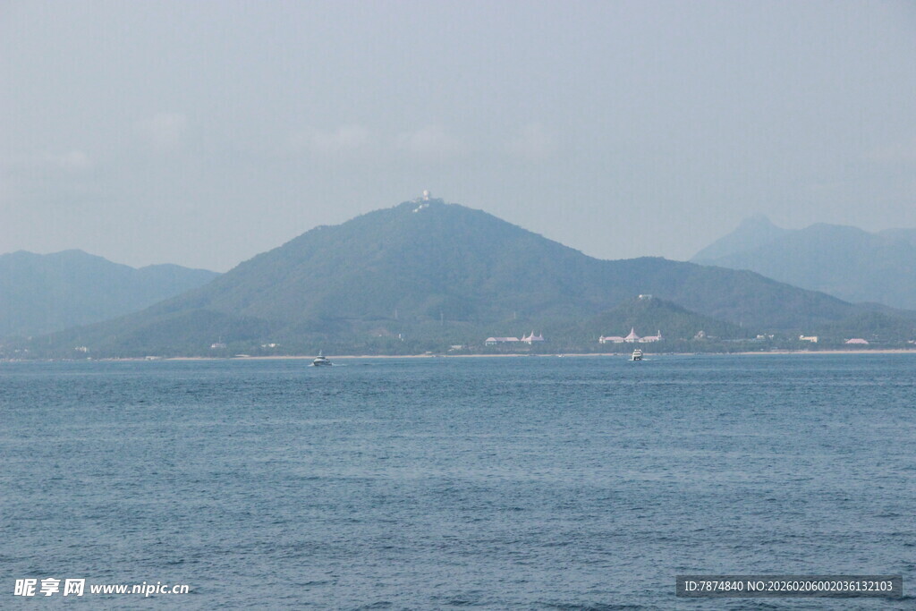 海上远观青山美景