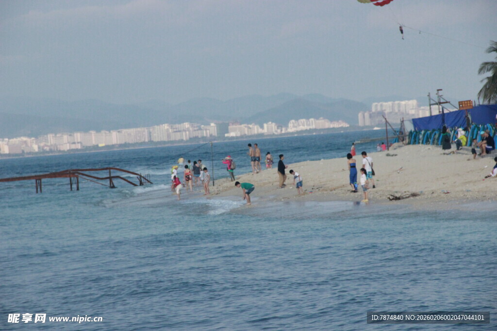 热闹的海滨沙滩场景
