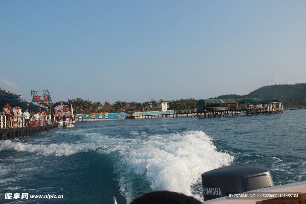 乘船赏景 海上浪花翻涌