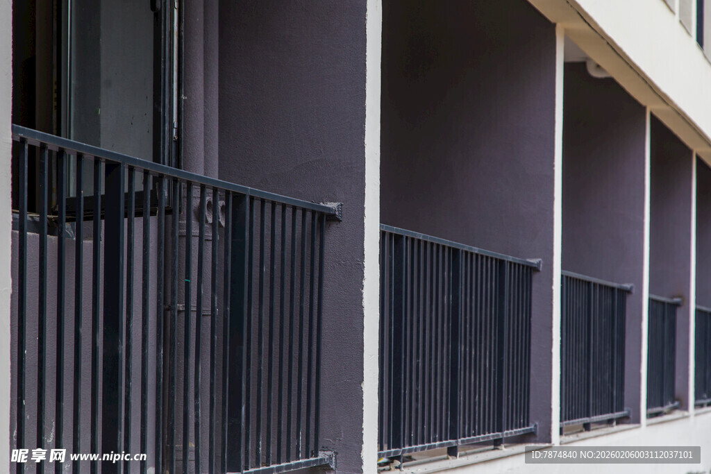 户外黑色金属护栏场景
