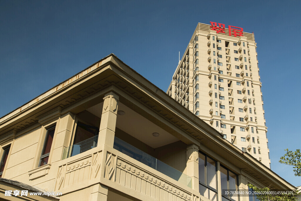 古典建筑与现代高楼同框