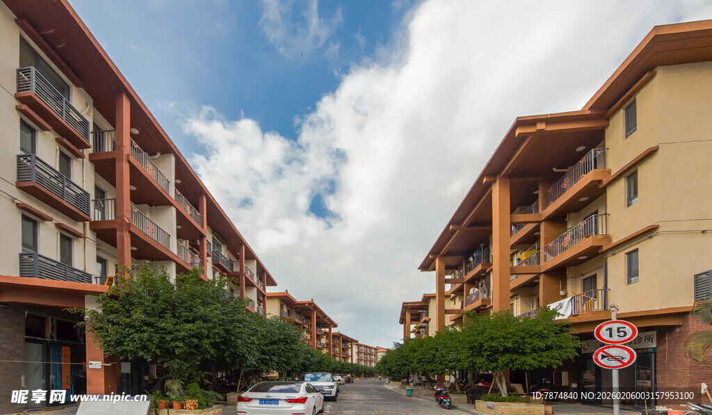 街道旁的多层居民建筑