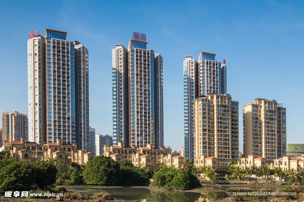 河畔高楼林立的城市景观