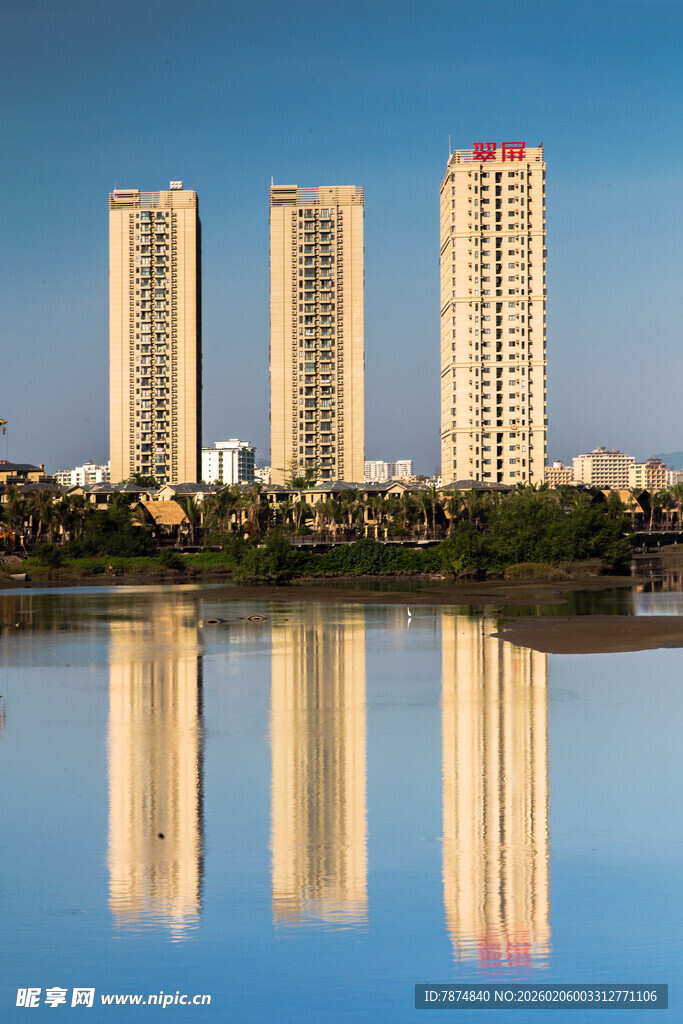湖畔高楼倒影美景