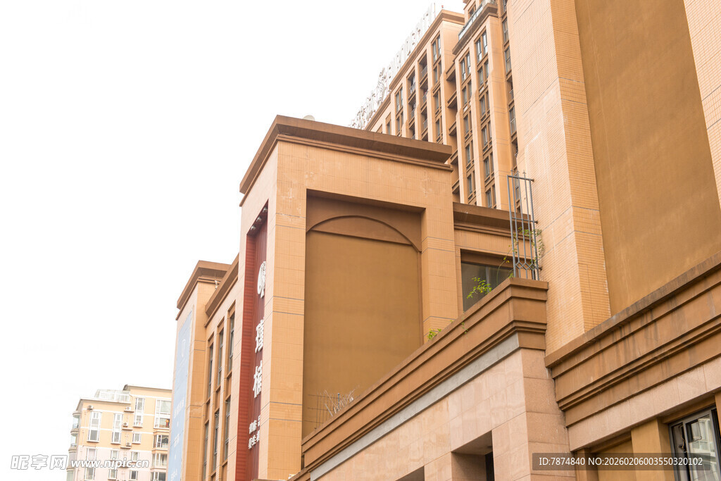 现代风格的多层建筑外观