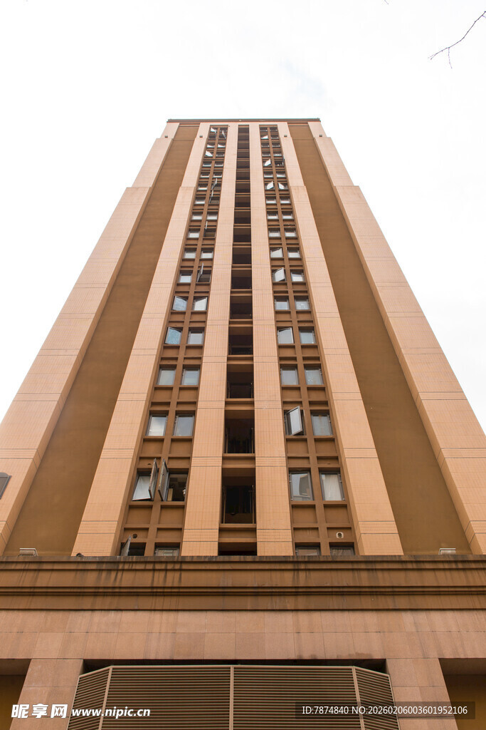 高耸棕褐色多层建筑外观