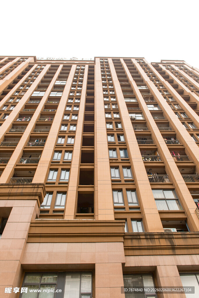 高耸入云的现代高层大楼