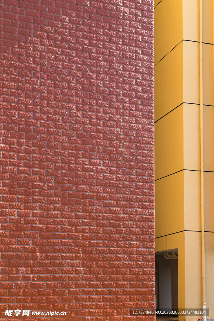 红墙黄柱建筑局部特写