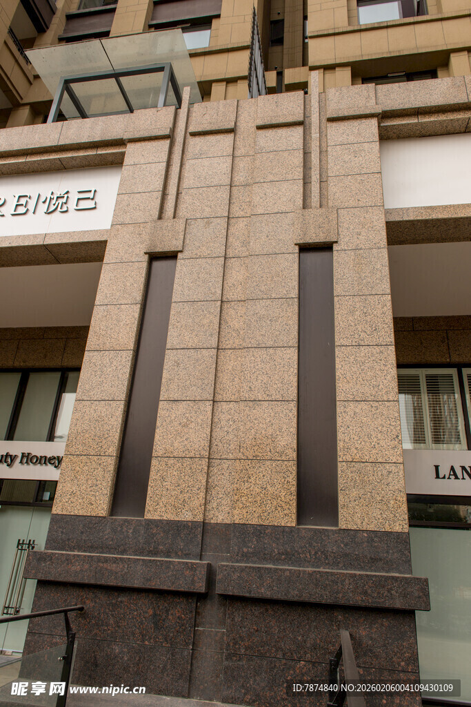 城市街边的建筑外观