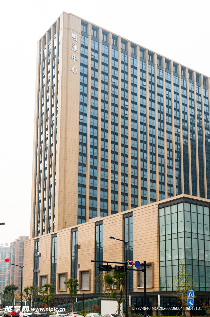 现代都市高层商务办公大楼