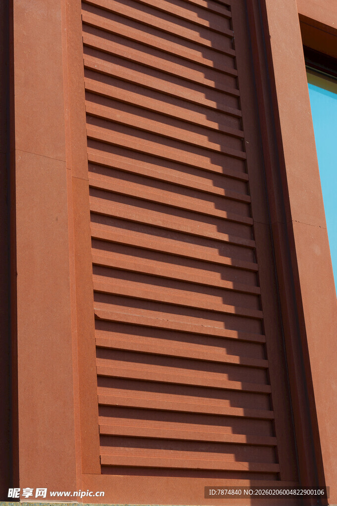 棕红色百叶窗建筑外观