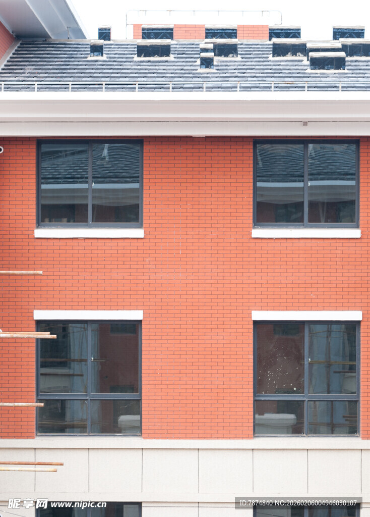 橙色建筑上的太阳能板